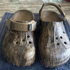 leaf camo crocs women 7 men 5 never worn